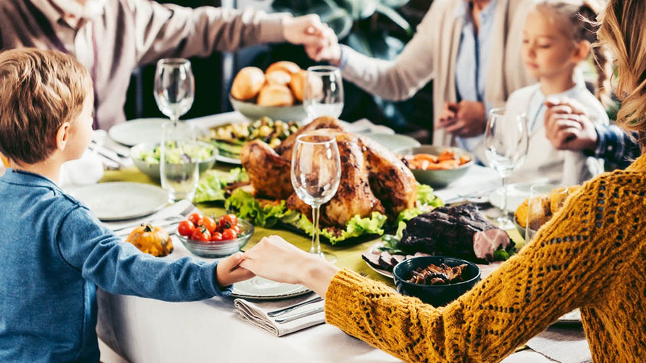 Dinner day. День Благодарения в США. День Благодарения семейный праздник. Thanksgiving день Благодарения. День Благодарения в США семья.